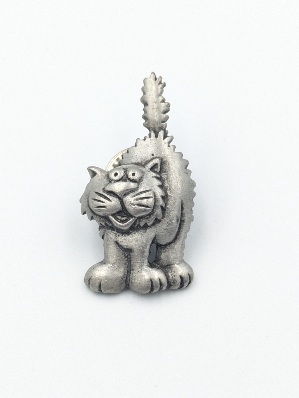 Vintage signed JJ Jonette scared cat hissing pewter lapel pin